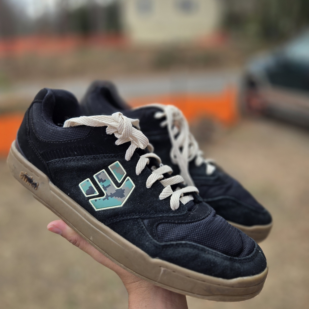 Navy blue and green Etnies skateboarding trainers